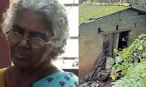 ചുറ്റും കാടുപിടിച്ച ഒറ്റമുറി വീട്ടിൽ മകൻ തിരിച്ചു വരുന്നതും കാത്ത് ഒരമ്മ; മാലിന്യം നിറഞ്ഞ തോട്ടിൽ മുങ്ങിയത് അവരുടെ ഏക ആശ്രയം