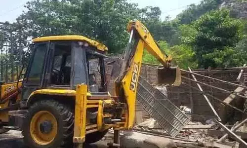 അസമിൽ റെയിൽവേ ഭൂമി കൈയേറിയെന്നാരോപിച്ച്  8,000 മുസ്‍ലിംകളുടെ വീടുകൾ പൊളിച്ചുമാറ്റി; ഹിന്ദുകുടുംബങ്ങളുടെ വീടുകൾ തൊടാതെ അധികൃതർ