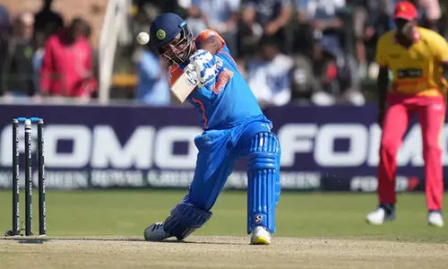 സഞ്ജുവിന്റെ 110 മീറ്റർ സിക്സർ; പറന്നെത്തിയത് ഡ്രസ്സിങ് റൂമിന്റെ മേല്‍ക്കൂരയിൽ -വിഡിയോ