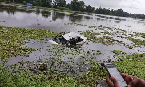 നിയന്ത്രണം വിട്ട കാർ പാടത്തേക്ക് മറിഞ്ഞു നിയന്ത്രണം വിട്ട കാർ പാടത്തേക്ക് മറിഞ്ഞു