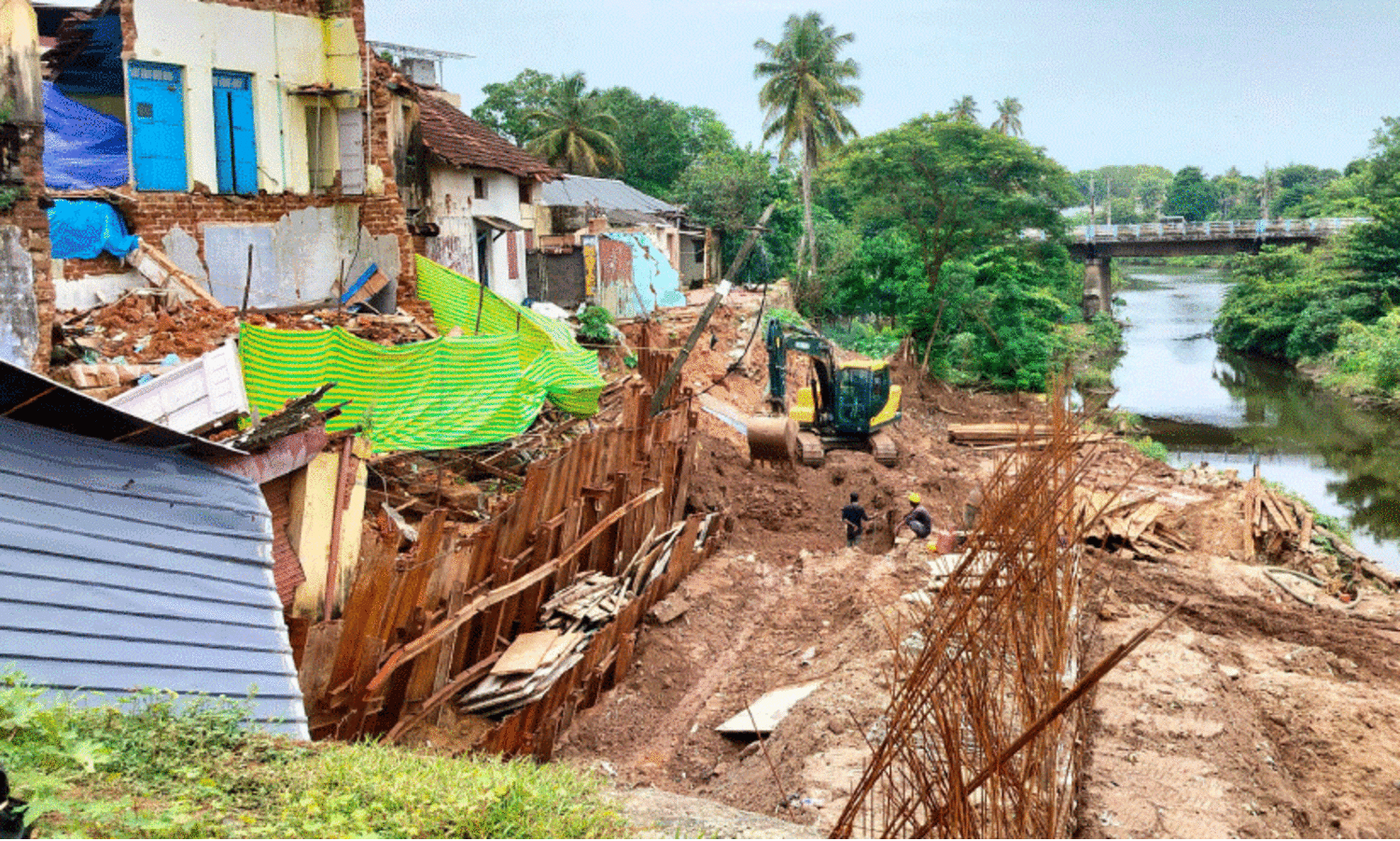 ഇഴഞ്ഞിഴഞ്ഞ് കൊല്ലം തോട് പാർശ്വഭിത്തി നിർമാണം