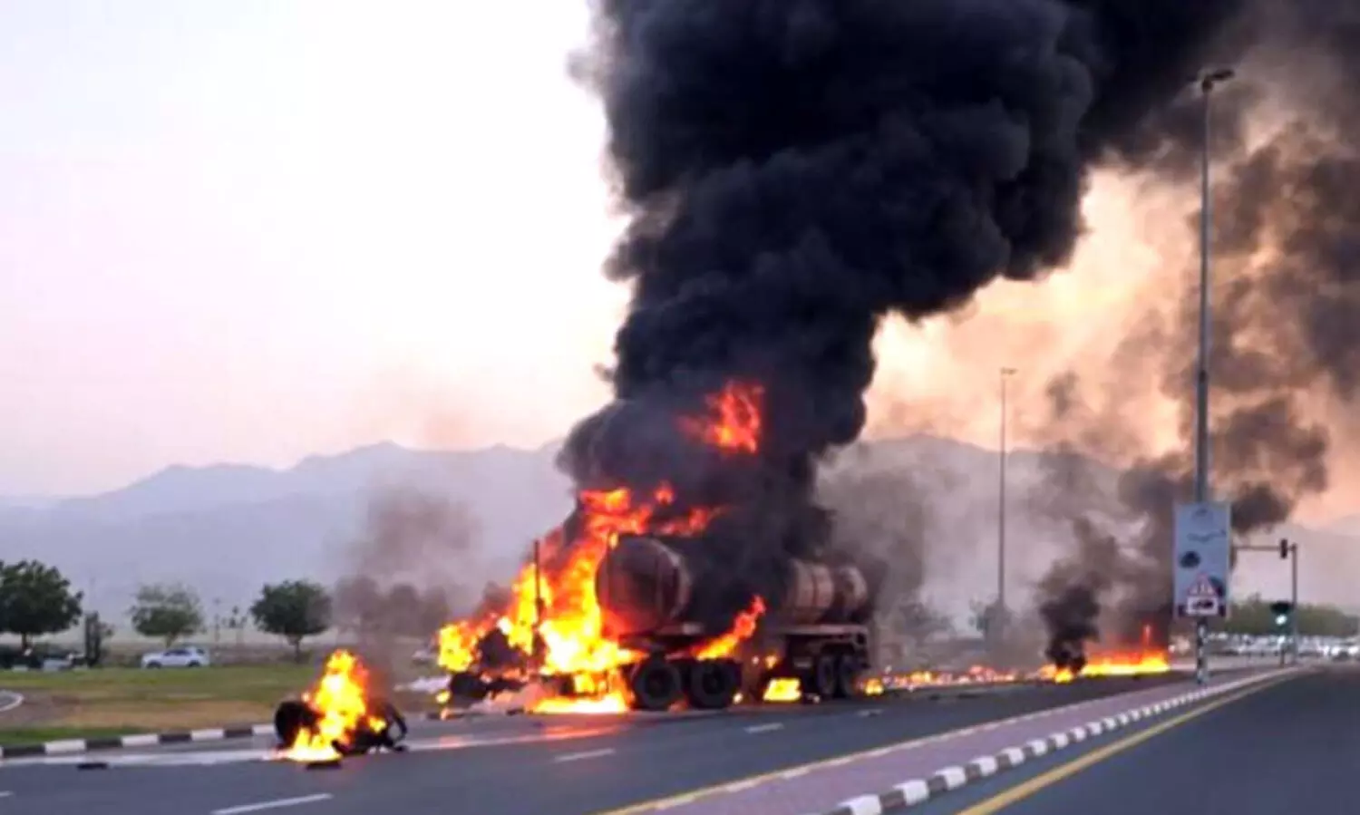 ട്ര​ക്കും ടാ​ങ്ക​റും കൂ​ട്ടി​യി​ടി​ച്ച്​ തീ​പി​ടി​ത്തം; ഒ​രാ​ൾ മ​രി​ച്ചു