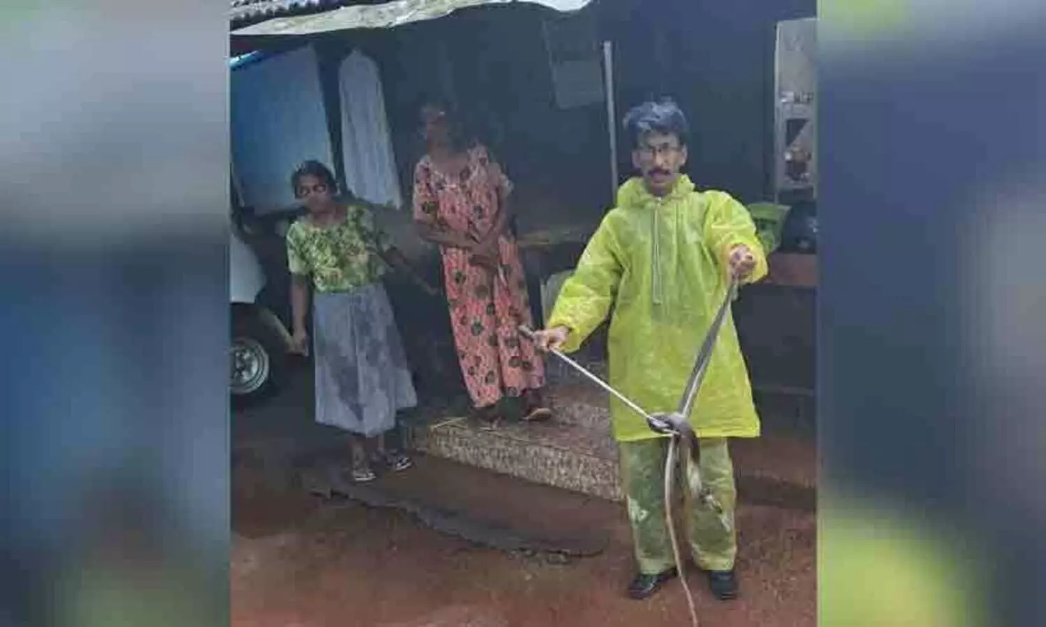 വീടിന്റെ മേല്‍ക്കൂരയില്‍ കഴിഞ്ഞ പാമ്പുകളെ പിടികൂടി