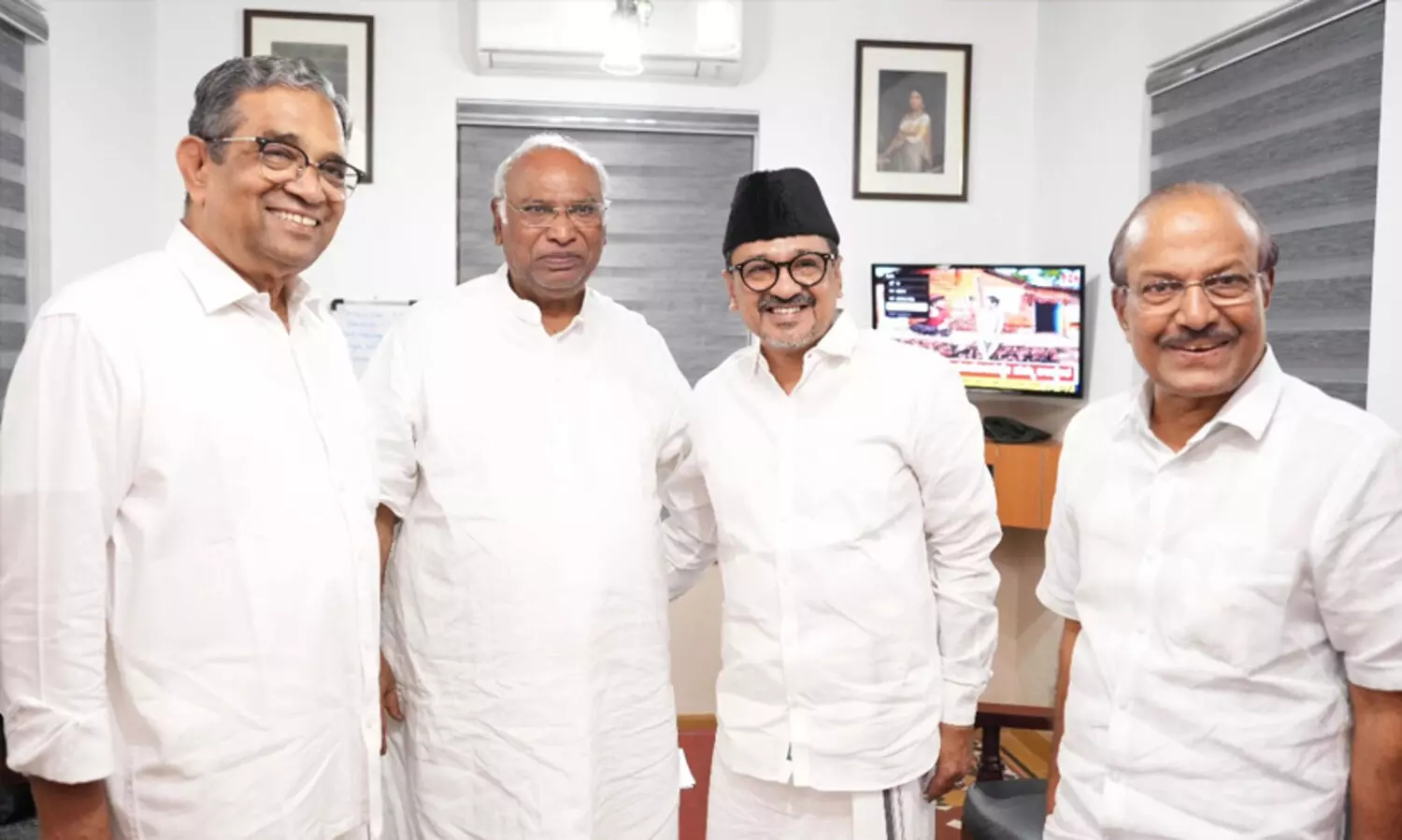 സാദിഖലി തങ്ങളും കുഞ്ഞാലിക്കുട്ടിയും ഖാർഗെയെ സന്ദർശിച്ചു