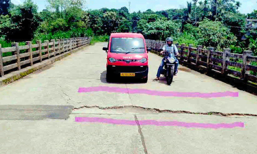 കഴുക്കലോടി പാലത്തിലെ ടാർ ഇളകി കഴുക്കലോടി പാലത്തിലെ ടാർ ഇളകി