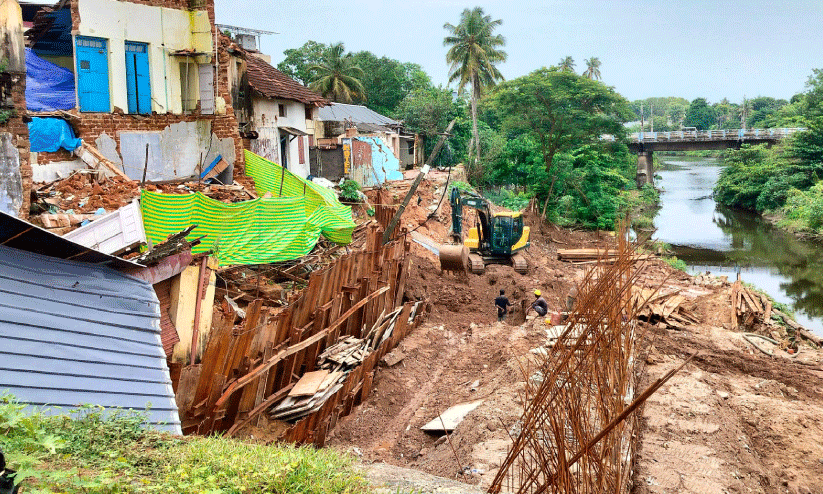 ഇഴഞ്ഞിഴഞ്ഞ് കൊല്ലം തോട് പാർശ്വഭിത്തി നിർമാണം