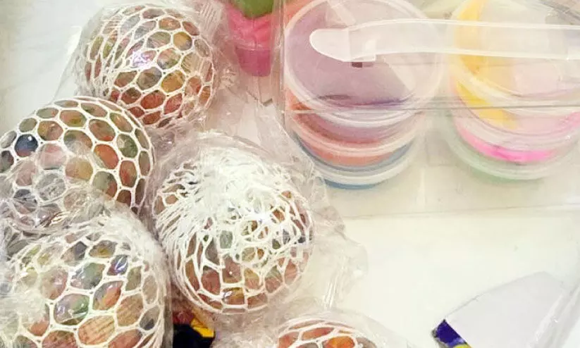 ദാഹിറയിൽനിന്ന് 1664 നിരോധിത കളിപ്പാട്ടങ്ങൾ പിടിച്ചെടുത്തു ദാഹിറയിൽനിന്ന് 1664 നിരോധിത കളിപ്പാട്ടങ്ങൾ പിടിച്ചെടുത്തു