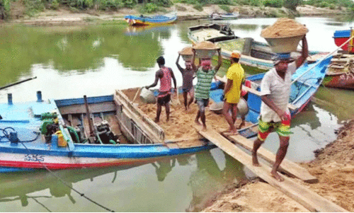 അ​ഴീ​ക്ക​ൽ തു​റ​മു​ഖ​ത്ത് മണൽവാരൽ സ്വകാര്യ കമ്പനിക്ക് കൈമാറാൻ നീക്കം