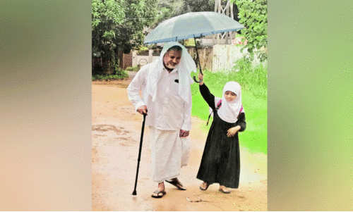 ഗു​രു​നാ​ഥ​ന് കു​ട​പി​ടി​ച്ച മൂ​ന്നാം ക്ലാ​സു​കാ​രി ന​ട​ന്നു​ക​യ​റി​യ​ത് നാ​ടി​ന്റെ ഹൃ​ദ​യ​ത്തി​ലേ​ക്ക്