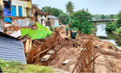 ഇഴഞ്ഞിഴഞ്ഞ് കൊല്ലം തോട് പാർശ്വഭിത്തി നിർമാണം