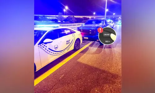 ക്രൂസ് കൺട്രോൾ പ്രവർത്തനരഹിതമായി; കാർ യാത്രികനെ രക്ഷിച്ച് പൊലീസ് ക്രൂസ് കൺട്രോൾ പ്രവർത്തനരഹിതമായി; കാർ യാത്രികനെ രക്ഷിച്ച് പൊലീസ്