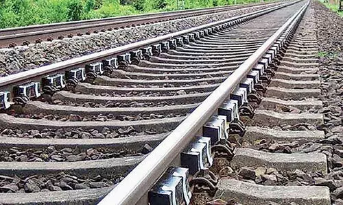 ട്രാക്കിലെ മൃതദേഹങ്ങൾ നീക്കം ചെയ്യുന്നതിനിടെ ട്രെയിനിടിച്ചു; സബ് ഇൻസ്‌പെക്ടറുടെ കൈ അറ്റു