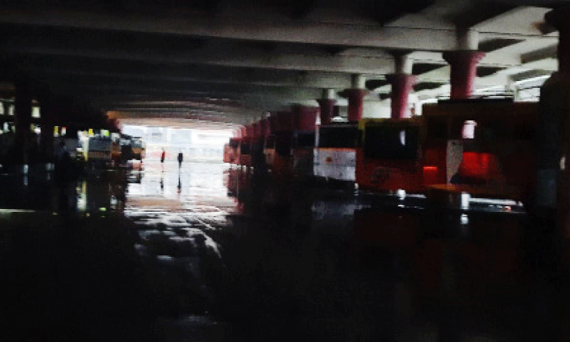 വൈദ്യുതി പോയി; ഇരുട്ടിലായി കെ.എസ്.ആർ.ടി.സി ബസ് സ്റ്റാൻഡ് വൈദ്യുതി പോയി; ഇരുട്ടിലായി കെ.എസ്.ആർ.ടി.സി ബസ് സ്റ്റാൻഡ്