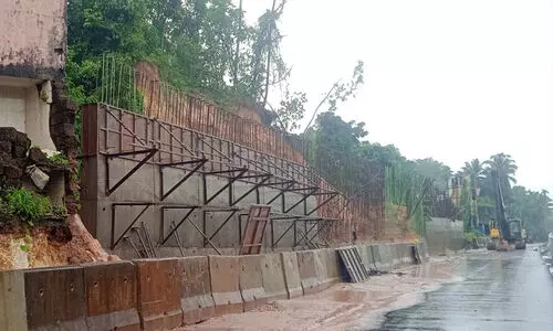 എടക്കാട്ടെ ഭൂതത്താൻ കുന്ന് പതനത്തിന്‍റെ വക്കിൽ; ദേശീയപാത സർവീസ് റോഡ് അടച്ചു