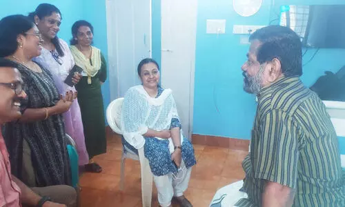 രണ്ട് ദിവസം ലിഫ്റ്റില്‍ കുടുങ്ങിയ രവീന്ദ്രനെ കാണാൻ വീണാ ജോർജ് എത്തി