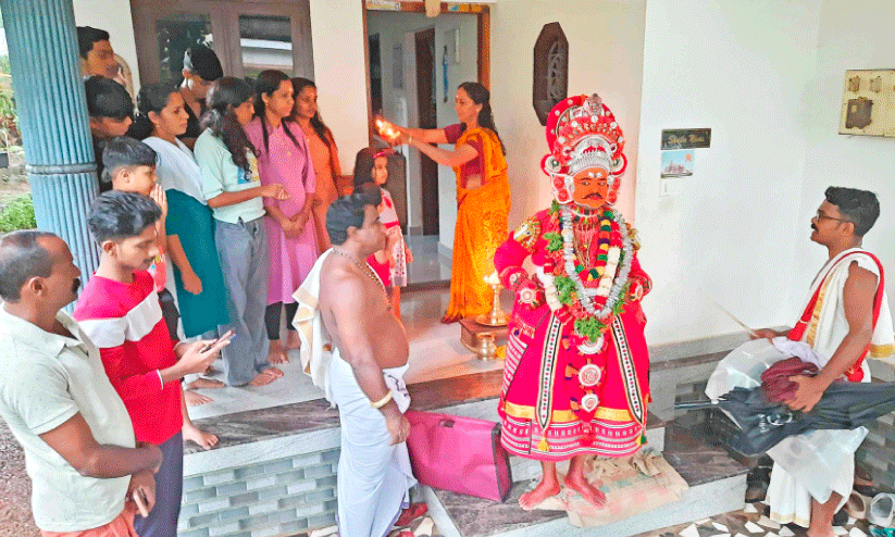 ക​ർ​ക്ക​ട​ക​ത്തി​ലെ ആ​ദി​വ്യാ​ധി അ​ക​റ്റാ​ൻ ആ​ടി​വേ​ട​നെ​ത്തി