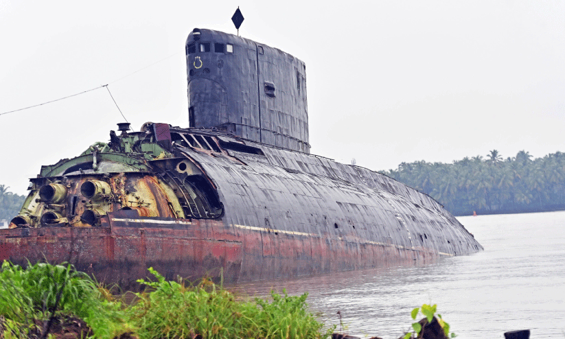 പൊളിച്ചടുക്കാൻ സിൽക്; നാ​വി​ക​സേ​ന​യു​ടെ മു​ങ്ങി​ക്ക​പ്പ​ൽ സി​ൽ​ക്കി​ൽ പൊ​ളി​ക്കാ​ൻ തു​ട​ങ്ങി