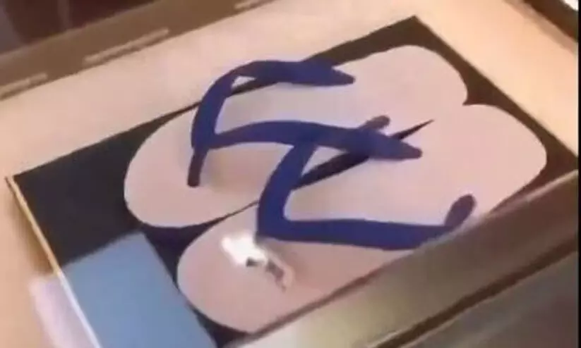 100 രൂപക്ക് ഇന്ത്യയിൽ വിൽക്കുന്ന ചെരിപ്പിന് ഒരു ലക്ഷം രൂപ; വിഡിയോ വൈറൽ 100 രൂപക്ക് ഇന്ത്യയിൽ വിൽക്കുന്ന ചെരിപ്പിന് ഒരു ലക്ഷം രൂപ; വിഡിയോ വൈറൽ