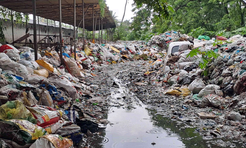 കോർപറേഷന്റെ വാഹനങ്ങൾ സൂക്ഷിക്കുന്നയിടം മാലിന്യസംഭരണ കേന്ദ്രമായി കോർപറേഷന്റെ വാഹനങ്ങൾ സൂക്ഷിക്കുന്നയിടം മാലിന്യസംഭരണ കേന്ദ്രമായി
