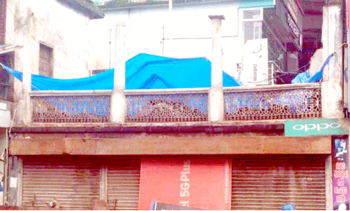 നി​ലം​പൊ​ത്താ​റാ​യി കെ​ട്ടി​ട​ങ്ങ​ൾ; ഭീ​തി​യോ​ടെ ജ​ന​ം