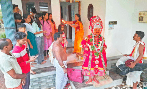 ക​ർ​ക്ക​ട​ക​ത്തി​ലെ ആ​ദി​വ്യാ​ധി അ​ക​റ്റാ​ൻ ആ​ടി​വേ​ട​നെ​ത്തി