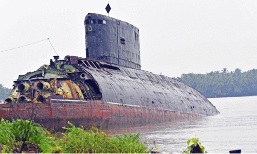 പൊളിച്ചടുക്കാൻ സിൽക്; നാ​വി​ക​സേ​ന​യു​ടെ മു​ങ്ങി​ക്ക​പ്പ​ൽ സി​ൽ​ക്കി​ൽ പൊ​ളി​ക്കാ​ൻ തു​ട​ങ്ങി