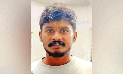 കാ​പ്പ നി​യ​മം ചു​മ​ത്തി തി​രു​വ​ത്ര സ്വ​ദേ​ശി​യെ ജ​യി​ലി​ല​ട​ച്ചു