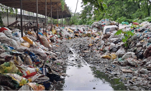 കോർപറേഷന്റെ വാഹനങ്ങൾ സൂക്ഷിക്കുന്നയിടം മാലിന്യസംഭരണ കേന്ദ്രമായി