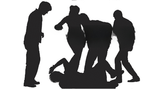 കാറെടുക്കുന്നതിനെച്ചൊല്ലി തർക്കം; യുവാവിനെയും ഭാര്യയെയും അക്രമിസംഘം മർദ്ദിച്ചു കാറെടുക്കുന്നതിനെച്ചൊല്ലി തർക്കം; യുവാവിനെയും ഭാര്യയെയും അക്രമിസംഘം മർദ്ദിച്ചു