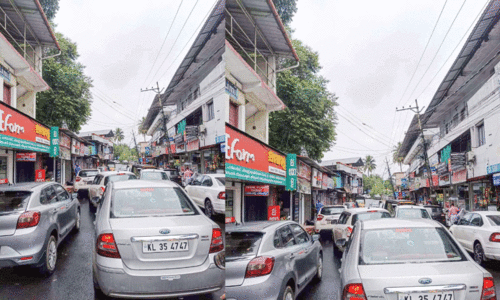 അരുവിത്തുറ കോളജ് റോഡ് ഗതാഗതക്കുരുക്കിൽ