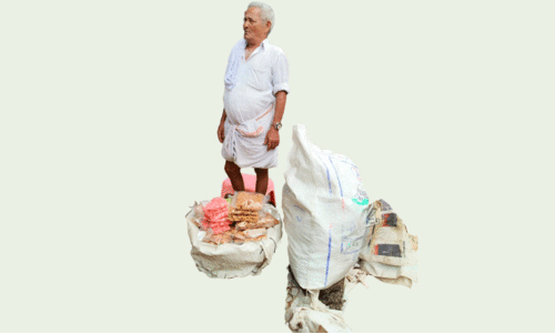 പതിവ്​ മുടക്കാതെ അവറാച്ചൻ ചേട്ടൻ എത്തി, ഉഴുന്നാടയും തേൻമിഠായിയുമായി