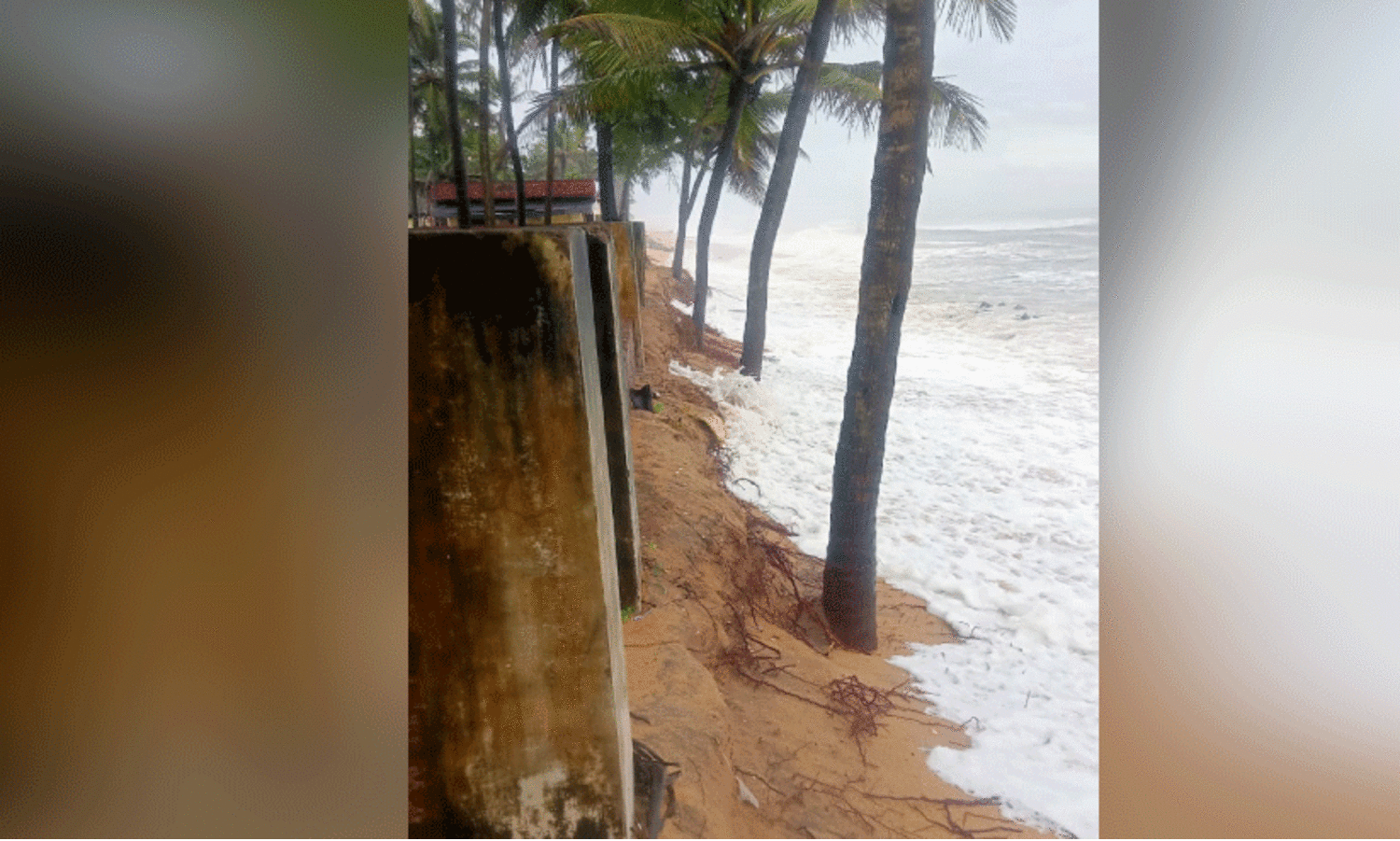 കു​മ്പ​ള തീ​ര​ത്ത് ക​ട​ൽ​ക്ഷോ​ഭം രൂ​ക്ഷം