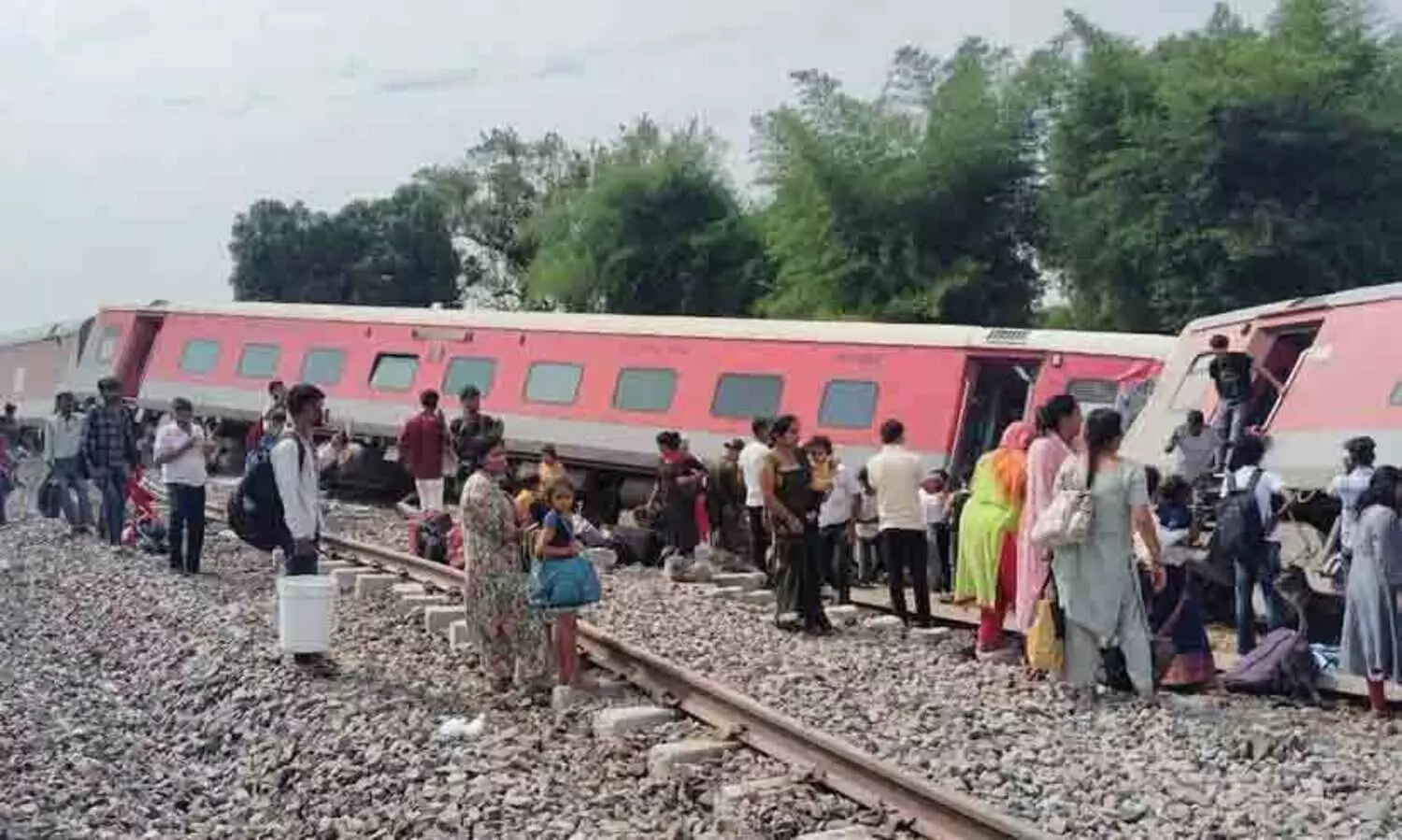യു.പിയിൽ ചണ്ഡീഗഢ്-ദിബ്രുഗഡ് എക്‌സ്പ്രസ് ട്രെയിൻ പാളം തെറ്റി; നാലുമരണം