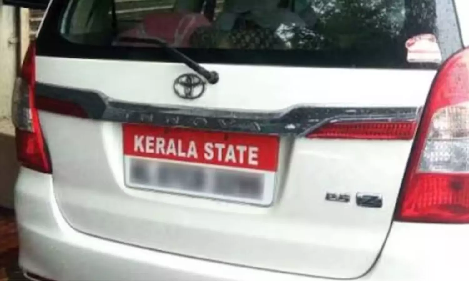 വാ​ഹ​ന​ങ്ങ​ളി​ൽ സ​ർ​ക്കാ​ർ ബോ​ർ​ഡു​കൾ അ​ന​ധി​കൃ​ത​മാ​യി ഉ​പ​യോ​ഗി​ക്കു​ന്നവ​ർ​ക്കെ​തി​രെ ക​ർ​ശ​ന ന​ട​പ​ടി​യെ​ടു​ക്ക​ണം​ -ഹൈ​കോ​ട​തി