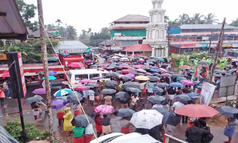 ആ​ന​ക്ക​ലി, വൈ​ദ്യു​താ​ഘാ​തം;രാ​ജു​വി​ന്റെ​യും സു​ധ​ന്റെ​യും മ​ര​ണ​ത്തി​ൽ പ്ര​തി​ഷേ​ധ​മി​ര​മ്പി