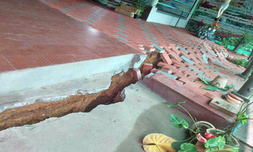 ക​ർ​ക്ക​ട​കം ദു​രി​തപ്പെ​യ്ത്താ​വു​ന്നു; വെ​ള്ള​പ്പൊ​ക്ക​വും മ​ണ്ണി​ടി​ച്ചി​ലും വ്യാ​പ​കം