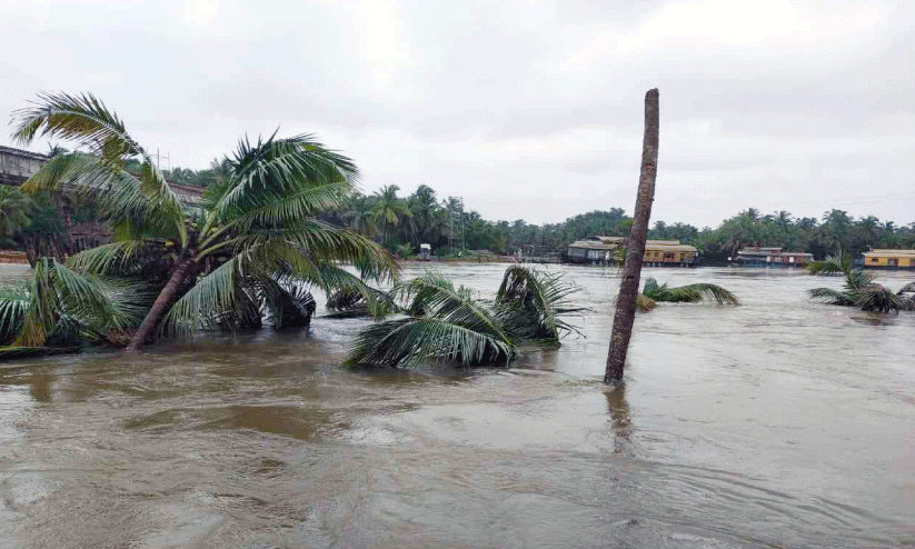പുഴ ഗതിമാറി ഒഴുകി; വ്യാപക കരയിടിച്ചിൽ