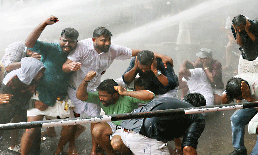 യൂത്ത് കോൺഗ്രസ് നഗരസഭാ മാർച്ചിൽ സംഘർഷം യൂത്ത് കോൺഗ്രസ് നഗരസഭാ മാർച്ചിൽ സംഘർഷം