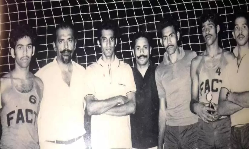 പഴയ ഫാക്ട് ടീമിലെ കളിക്കാര്. ഭുവനദാസ്, സി.പി. ആന്റണി, ഹോര്മിസ് തുടങ്ങിയവരെയും സ്പോര്ട്സ് ഓഫിസർമാരെയും കാണാം പഴയ ഫാക്ട് ടീമിലെ കളിക്കാര്. ഭുവനദാസ്, സി.പി. ആന്റണി, ഹോര്മിസ് തുടങ്ങിയവരെയും സ്പോര്ട്സ് ഓഫിസർമാരെയും കാണാം