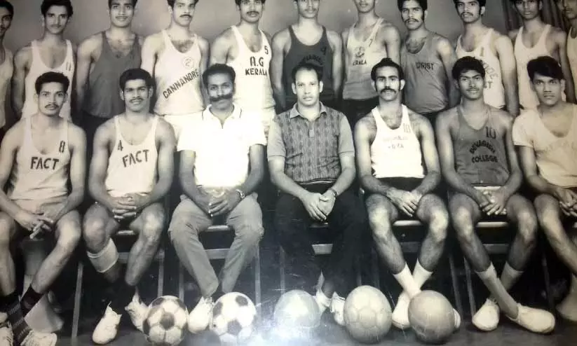 സ്റ്റേറ്റ് ടീമിന്റെ ക്യാപ്റ്റനായിരിക്കെ കോച്ച് കലവൂര് ഗോപിനാഥിനും ഇതര കളിക്കാര്ക്കുമൊപ്പം സ്റ്റേറ്റ് ടീമിന്റെ ക്യാപ്റ്റനായിരിക്കെ കോച്ച് കലവൂര് ഗോപിനാഥിനും ഇതര കളിക്കാര്ക്കുമൊപ്പം