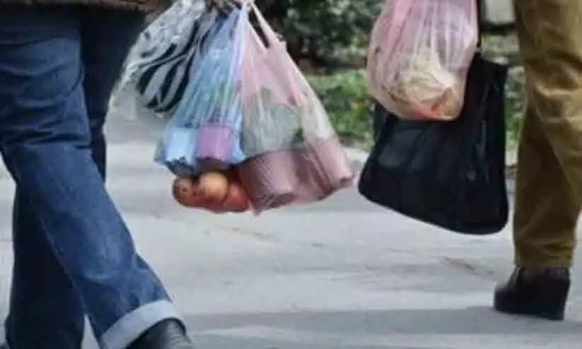 നിരോധിത പ്ലാസ്റ്റിക്ക് ക്യാരി ബാഗുകളും ഉൽപന്നങ്ങളും ഉപയോഗിക്കുന്നവർക്കെതിരെ നടപടി നിരോധിത പ്ലാസ്റ്റിക്ക് ക്യാരി ബാഗുകളും ഉൽപന്നങ്ങളും ഉപയോഗിക്കുന്നവർക്കെതിരെ നടപടി