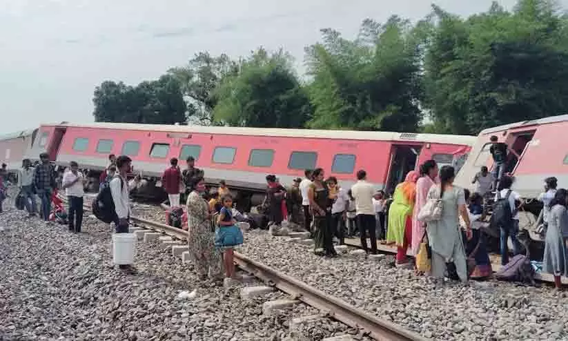 യു.പിയിൽ ചണ്ഡീഗഢ്-ദിബ്രുഗഡ് എക്സ്പ്രസ് ട്രെയിൻ പാളം തെറ്റി; നാലുമരണം യു.പിയിൽ ചണ്ഡീഗഢ്-ദിബ്രുഗഡ് എക്സ്പ്രസ് ട്രെയിൻ പാളം തെറ്റി; നാലുമരണം