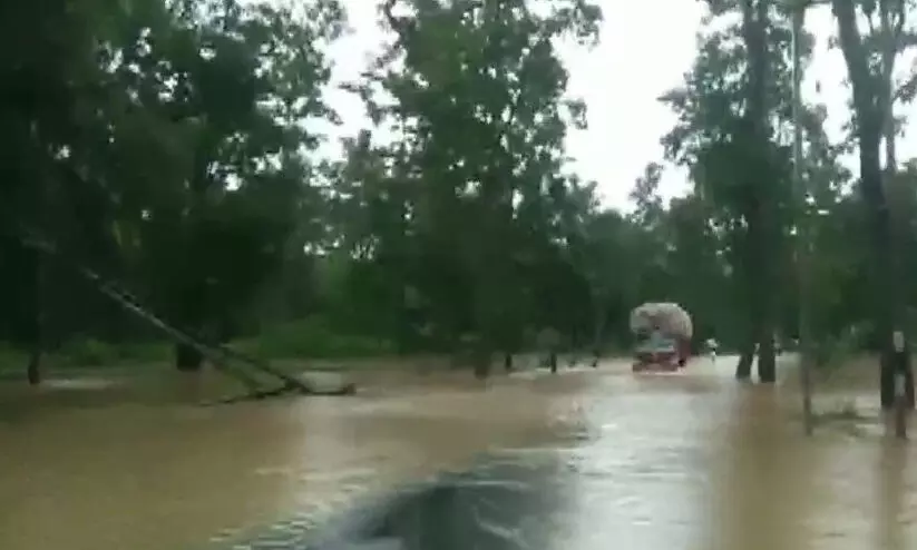 ദേശീയപാതയിൽ വെള്ളം കയറി; മുത്തങ്ങ വനപാതയിൽ യാത്രക്കാർ കുടുങ്ങി കിടക്കുന്നു ദേശീയപാതയിൽ വെള്ളം കയറി; മുത്തങ്ങ വനപാതയിൽ യാത്രക്കാർ കുടുങ്ങി കിടക്കുന്നു