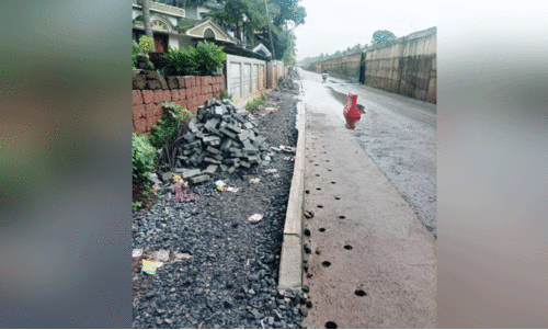 ദേശീയപാത നടപ്പാത നിർമാണം പാതിവഴിയിൽ