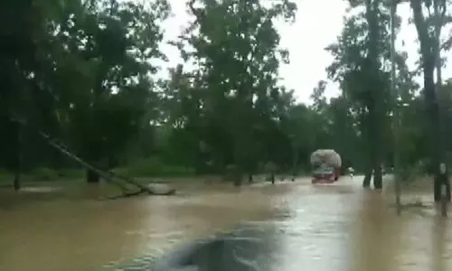 ദേശീയപാതയിൽ വെള്ളം കയറി; മുത്തങ്ങ വനപാതയിൽ യാത്രക്കാർ കുടുങ്ങി കിടക്കുന്നു