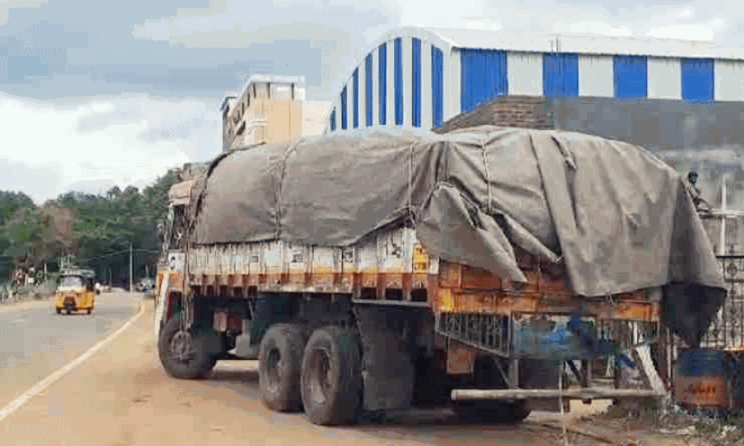 കോഴിത്തീറ്റയുടെ മറവിൽ കേരളത്തിലേക്ക് റേഷനരി കടത്ത്; തമിഴ്നാട്ടിൽനിന്ന് കടത്തിയ 10 ടൺ റേഷനരി പിടികൂടി