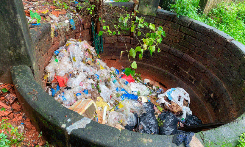 മാലിന്യം തള്ളാൻ ഇവിടെയുണ്ടൊരു കിണർ