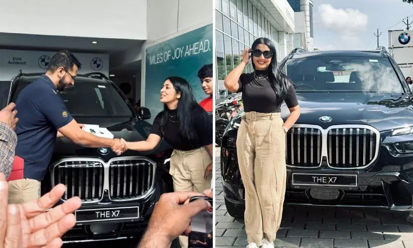 നവ്യയുടെ ഗരേജിലേക്ക് കരുത്തൻ എസ്‌.യു.വി; സ്വന്തമാക്കിയത് ബി.എം.ഡബ്ല്യു എക്സ് 7
