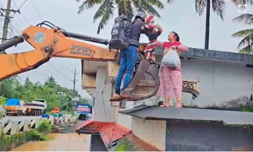 മണ്ണുമാന്തിയന്ത്രത്തിലേറി അവർ ആശ്വാസതീരത്ത് മണ്ണുമാന്തിയന്ത്രത്തിലേറി അവർ ആശ്വാസതീരത്ത്