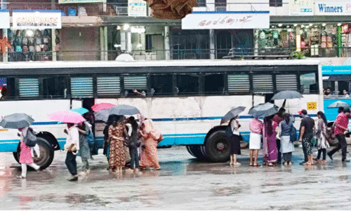 റോഡുകളുടെ തകർച്ച: ബസ് തൊഴിലാളികൾ സമരത്തിൽ; ദുരിതം പേറി യാത്രക്കാർ
